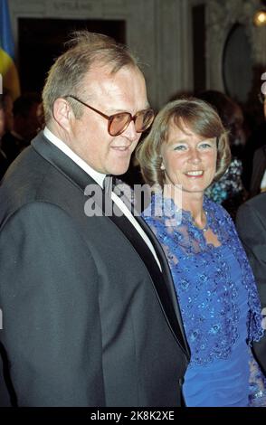 Stoccolma 199604: Re Carlo XVI Gustaf 50 anni - diversi giorni di festa annuale per il re di Svezia. Concerto del partito reale all'Opera il 29 aprile, organizzato dal governo e dal parlamento. La foto: Il primo ministro Göran Persson e la signora Annika fotografarono insieme. Foto: Bjørn Sigurdsøn / NTB / NTB Foto Stock