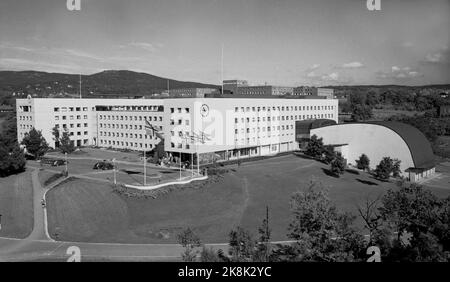 Oslo 19490913 esterno della NRK Broadcasting House a Marienlyst a Oslo. Immagine panoramica. Pali con bandiere norvegesi all'esterno. Th. Studio del negozio. Foto: NTB / NTB Foto Stock