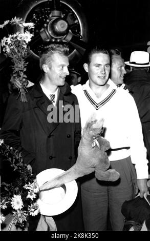 Oslo 19561205 Olimpiadi estive a Melbourne i partecipanti alle Olimpiadi norvegesi tornano a casa. Ecco due dei vincitori della medaglia, t.h. Egil Danielsen che ha preso l'oro in lance, e il t.v. Ernst 'Kruska' Larsen che ha preso bronzo a 3000 metri ostacoli. Foto archivio NTB / ntb Foto Stock