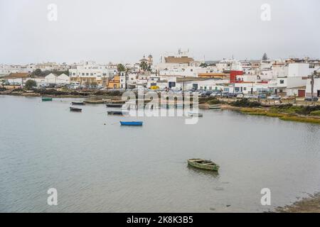 Barbate fiume, porto. Il bianco villaggio costiero con vecchio porto, porto e barche pescatori provincia di Cadice, Costa de la Luz, Spagna. Foto Stock