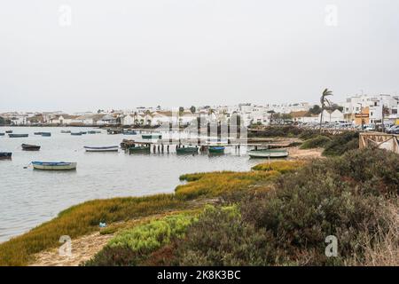 Barbate fiume, porto. Il bianco villaggio costiero con vecchio porto, porto e barche pescatori provincia di Cadice, Costa de la Luz, Spagna. Foto Stock