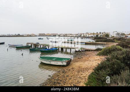 Barbate fiume, porto. Il bianco villaggio costiero con vecchio porto, porto e barche pescatori provincia di Cadice, Costa de la Luz, Spagna. Foto Stock