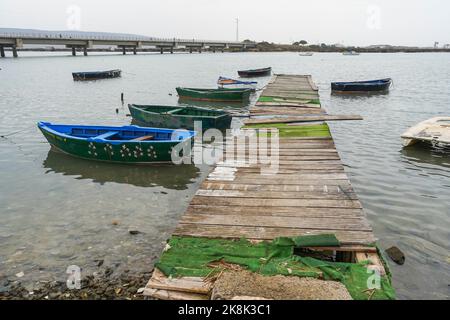 Barbate fiume, porto. Il bianco villaggio costiero con vecchio porto, porto e barche pescatori provincia di Cadice, Costa de la Luz, Spagna. Foto Stock