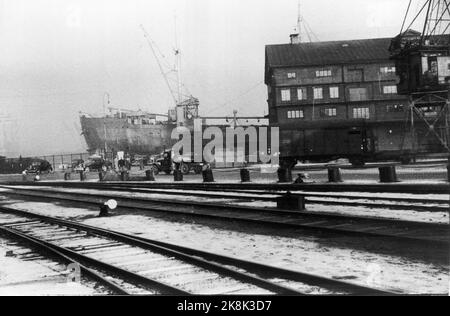 Oslo 19421126. La nave tedesca Danubio ha portato 530 ebrei norvegesi nei campi di sterminio. Nella foto si vedono la barca e gli edifici della linea americana. Gli ebrei sono stati condotti al porto di Oslo con taxi, vagoni ferroviari e camion (vedi foto) gli uomini sono venuti in vagoni ferroviari (caravan) dal campo di prigionia di Berg fuori Tønsberg, dove erano stati circa un mese. Donne e bambini sono stati guidati in taxi. 767 sono stati deportati. Solo 30 sopravvissuti. Rispetto ad altri paesi, come la Danimarca, pochi ebrei sono stati salvati ...... Foto: Georg W. Fossum / NTB NB: OK per la vendita. Fatturato su Fossum Foto Stock