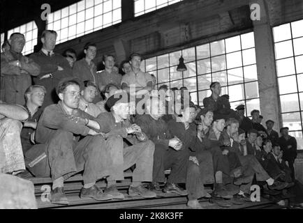 Oslo 19470912 l'orchestra dell'azienda Filarmonica suona per i dipendenti in una delle sale dell'officina meccanica di Aker. All'interno della sala, dove vicino con i lavoratori negli stand improvvisati godere della musica. Per molti, era probabilmente la prima volta che sentirono una grande orchestra. Foto: NTB / NTB Foto Stock