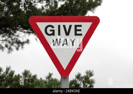 Segnale give Way, segnale give way per il traffico in arrivo. Foto Stock