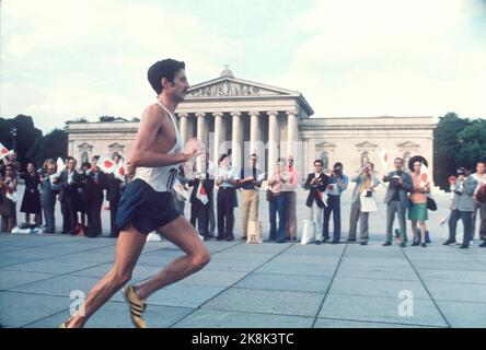 Foto di archivio: Frank SHORTER avrà 75 anni il 31 ottobre 2022, Frank SHORTER, USA, atletica, Atleta di pista e campo, maratona, azione, corre attraverso Koenigsplatz a Monaco, formato orizzontale, vincitore della medaglia d'oro, Olimpiadi estive dal 26 al 09 agosto 11/1972 a Monaco di Baviera Germania, ?Sven Simon#Prinzess-Luise-Strasse 41#45479 M uelheim/R uhr #tel. 0208/9413250#fax. 0208/9413260# Postgiro Essen No. 244 293 433 (BLZ 360 100 43)# www.SvenSimon.net. Foto Stock