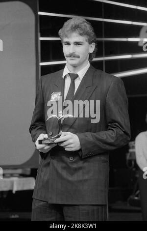 Parigi, Frankreich. 19th Ott 2012. FOTO DI ARCHIVIO: Stefan KUNTZ compie 60 anni il 30 ottobre 2022, Stefan KUNTZ, Germania, calciatore, Bayer Uerdingen, riceve la 'Golden Shoe' a Parigi come marcatore dell'anno in Germania, presenta il suo premio, 13 novembre 1986 SW- Recording, © Credit: dpa/Alamy Live News Foto Stock