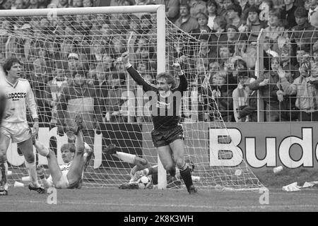 FOTO DI ARCHIVIO: Stefan KUNTZ compie 60 anni il 30 ottobre 2022, Stefan KUNTZ, Germania, calciatore, VFL Bochum, allieta il suo obiettivo, goaljubel, nel gioco VfL Bochum - Schalke 04 1:1 il 2nd novembre 1985. registrazione bw, Foto Stock