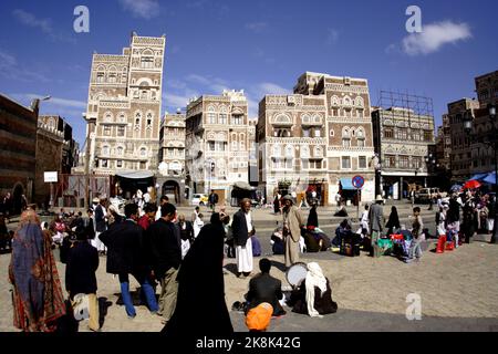 Musicisti che suonano strumenti a percussione tradizionali, Bab al Yaman, Sanaa, Yemen Foto Stock