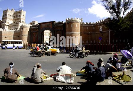 Venditori al Bab al Yaman, Sana'a Old City, Yemen Foto Stock