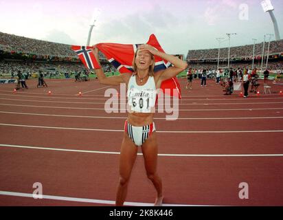 World Cup Athletics - Atene 1997 Hanne Haugland difficilmente può credere di essere diventata una campione del mondo in altezza. Mantiene la bandiera norvegese. Foto: Erik Johansen / NTB Foto Stock