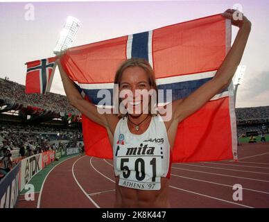 World Cup Athletics - Atene 1997 Hanne Haugland si rallegra dopo essere diventata campione del mondo in altezza. Mantiene la bandiera norvegese. Foto: Erik Johansen / NTB Foto Stock