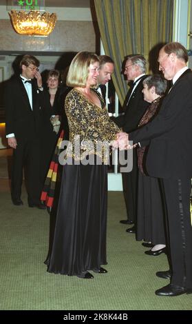 Oslo 19941210: Marianne Heiberg (la vedova di Johan Jørgen Holst) saluta Odvar Nordli durante la cena Nobel al Grand Hotel. Il Premio Nobel per la pace 1994 è diviso tra Yasir Arafat, Shimon Peres e Yitzhak Rabin. Foto: Lise Åserud NTB / NTB Foto Stock