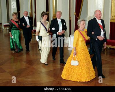 Oslo 199308: Matrimonio reale d'argento. La coppia reale norvegese, la regina Sonja e il re Harald, celebrano il loro matrimonio d'argento con una cena di gala e danza al castello. Foto: Processione sulla strada per la cena di gala al castello. Davanti alla principessa Ragnhild la signora Lorentzen e suo zio, il principe Carl Bernadotte. In secondo luogo, la principessa Anna d'Inghilterra e il principe Richard von Sayn-Wittestein-Berleburg. In secondo luogo, la principessa Astrid la signora ferner e Haakon Haraldsen. Foto: Bjørn Sigurdsøn Foto Stock