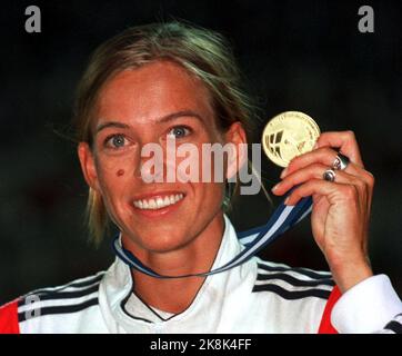 World Cup Athletics - Atene 1997 Hanne Haugland con la medaglia d'oro dopo essere diventato un campione del mondo in altezza. Foto: Erik Johansen / NTB Foto Stock