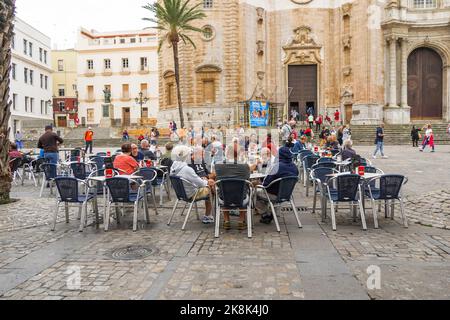 Parte anteriore della Santa Cruz cattedrale di Cadice con terrazza nella parte anteriore in Andalusia, Spagna. Costa de la Luz. Foto Stock