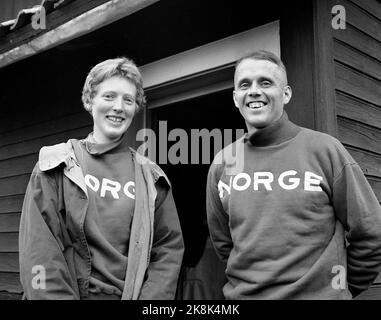 Løten 19620922 il primo Campionato europeo di orientamento si svolge a Løten. Qui il campione europeo Magne Lystad (NOR) insieme a Marit Økern (NOR) che è diventato secondo nei campionati europei per le donne. Foto: NTB / NTB Foto Stock