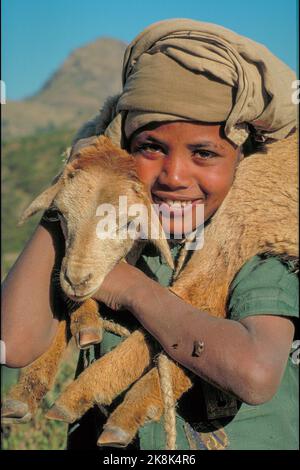 Etiopia, Tigray - Shepherdboy con un agnello. Foto Stock