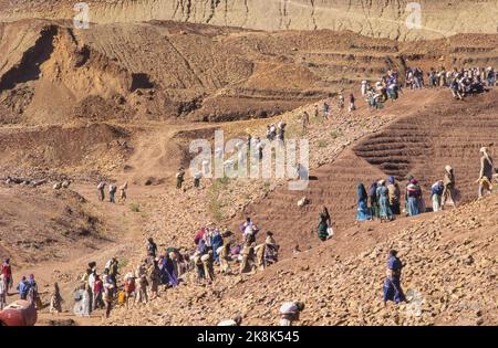 Etiopia, Hahaile, vicino Axum - persone che lavorano per la costruzione di una diga. Un progetto dell'organizzazione RESTO. Foto Stock