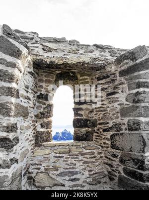 Vista dall'isola di Skellig attraverso una vecchia finestra di una capanna, patrimonio dell'umanità dell'UNESCO, Irlanda Foto Stock