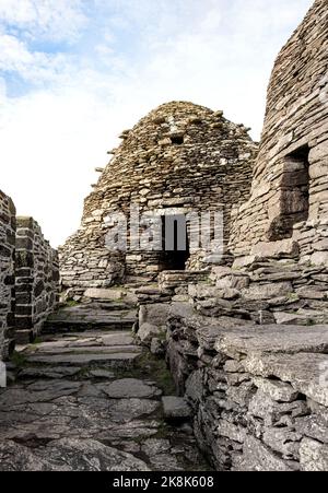 Ingressi di due capanne sull'isola di Skellig. Conosciuto da una serie di film di successo. Patrimonio dell'umanità dell'UNESCO, Irlanda Foto Stock