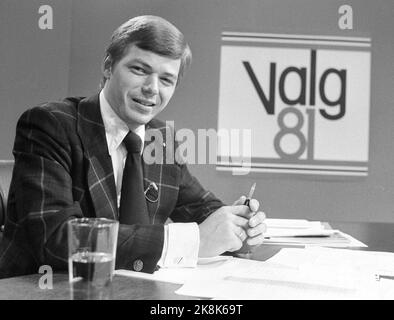 Oslo 24 agosto 1981. Kjell Magne Bondevik in Valgrevyen a NRK. Foto: Henrik Laurvik / NTB Foto Stock