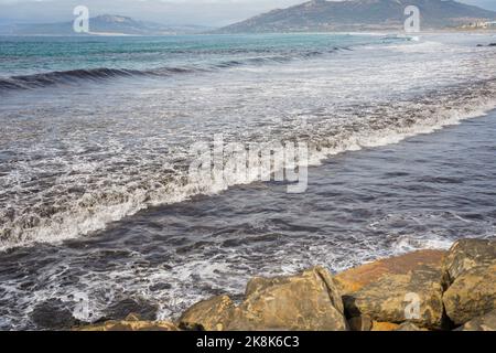 Surf nero, onde lavate a terra in spiaggia a Tarifa a causa di fuoriuscite di petrolio, inquinamento, Tarifa Beach, Andalusia, Spagna. Foto Stock