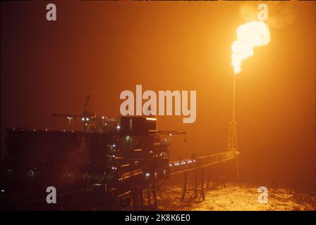 Il Mare del Nord 19740923 industria petrolifera: Immagine notturna del Centro Ekofisk, fiamma a gas. Foto: Vena Hammerstad / NTB / NTB Foto Stock