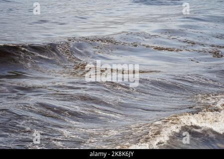 Surf nero, onde lavate a terra in spiaggia a Tarifa a causa di fuoriuscite di petrolio, inquinamento, Tarifa Beach, Andalusia, Spagna. Foto Stock