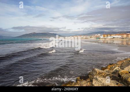 Surf nero, onde lavate a terra in spiaggia a Tarifa a causa di fuoriuscite di petrolio, inquinamento, Tarifa Beach, Andalusia, Spagna. Foto Stock