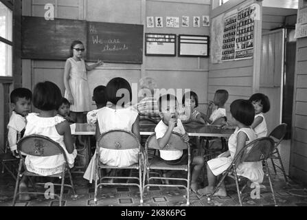 Bangkok 12 giugno 1965, Thailandia. Orfanotrofio norvegese nella giungla della Thailandia. La coppia missionaria Anne e Aage Torp gestiscono una stazione missionaria appena ad ovest della città di Bangkok. C'è un piccolo orfanotrofio che ospita 18 bambini senza tetto di origine tailandese e cinese. Qui la loro figlia, Liv-Elinor (10 anni), che insegna inglese. Foto; Sverre A. Børretzen / corrente / NTB Foto Stock