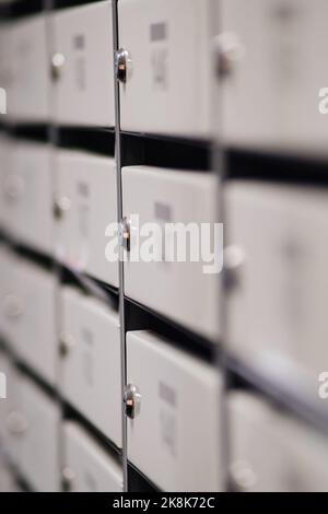 File di cassette postali nella hall di un edificio di appartamenti, Un sacco di cassette postali con numeri di appartamenti Foto Stock