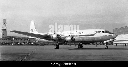 Copenhagen, Danimarca 19570224 SAS scrive la storia dei voli aprendo la prima rotta di volo al mondo sul polo nord geografico. Il percorso è andato tra Copenhagen via Anchorage a Tokyo. Qui, l'aereo del Polo Nord Guttorm Viking è pronto per la partenza da Kastrup in Danimarca. Foto: NTB / NTB Foto Stock