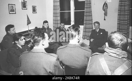 Kirkenes, Finmark Dicembre 1962. Il Ministro della Difesa Gudmund Harlem al confine Jakobselv con regali di Natale per i ragazzi che parlano al confine con l'Unione Sovietica. Il viaggio durò 5 giorni e divenne un viaggio duro in aereo, auto, barca e pulk. Conferma dai vari dipartimenti della guarnigione ha avuto una conferenza con il ministro della difesa Harlem (t.H.). Foto: Ivar corrente di Aaserud / NTB Foto Stock