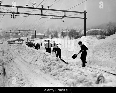 Nelaug stazione 19510207: Forte nevicata sulla parte meridionale del paese ha creato caos nel traffico ferroviario. In totale, cinque treni sono rimasti bloccati nelle masse di neve alle stazioni di Helldalsmo e Nelaug, e i passeggeri hanno dovuto trascorrere la notte in treni ghiacciati. Qui ci sono molte persone che lavorano con la neve gulling alla stazione Nelaug. Foto: NTB / NTB Foto Stock