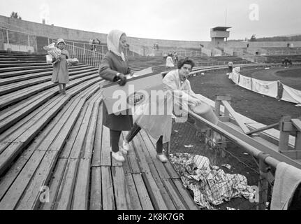 Oslo 19650626 «notte del Signore a Ullevål» durante alcune ore notturne dopo la vittoria sulla Jugoslavia, lo stadio Ullevaal, testimone del Signore, si trasformò nell'arena per un grande convegno religioso. Tom bottiglie e spazzatura ha dovuto Vai via. Foto: Aage Storløkken / corrente / NTB Foto Stock