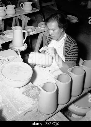 Porsgrunn, gennaio 1947 interni e vita lavorativa di Porsgrunds Porselænsfabrik, che ha iniziato la produzione di beni di consumo per le case. Qui la produzione è aumentata gradualmente. Immagine 8: Ganci su tazze e caraffe sono nella maggior parte dei casi messi sopra per se stessi. Ecco una donna che va sul melvis. (Porsgrund Porselænsfabrik) Foto: TH. Scotaam / corrente / NTB Foto Stock