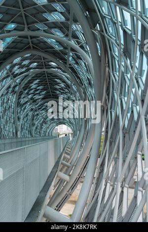 Kuala Lumpur, Malesia - Ottobre 23,2022 : Vista panoramica del ponte pedonale Saloma link che collega Kampung Baru con Ampang Road a Kuala Lumpur. Foto Stock