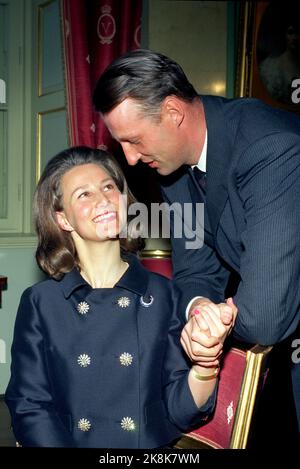 Oslo 19680319; immagine scattata al castello in relazione all'annuncio dell'impegno tra il principe ereditario Harald e Sonja Haraldsen. Qui la coppia felice del castello si guarda innamorata. Foto: Archivio NTB / NTB Foto Stock