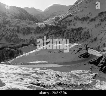 Haukeli Novembre 1967 All-year Road Røldal / Haukeli è aperto per la prima volta nell'inverno del 1967-1968. Paesaggio di montagna innevato con strada. Foto: Kvaale / NTB / NTB Foto Stock