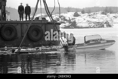 Bærum, Fornebu 10 febbraio 1973. Sollevare l'aereo SAS 'Reidar Viking' che ha fallito il 30 gennaio 1970 all'aeroporto di Fornebu. Nessuna gente è morta. Ecco una barca con subacquei e una grande gru. Foto; corrente / NTB Foto Stock