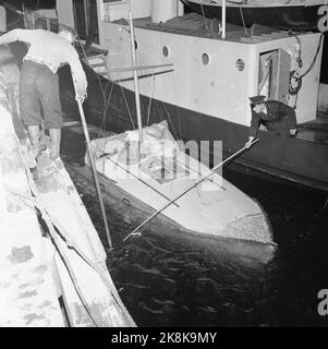 Oslo 19561117 tre uomini in una grande barca a motore hanno perso fuori Filipstad e sono rimasti nell'acqua ghiacciata fino a quando la polizia li ha alzati. Avevano incontrato l'uno o l'altro, e la barca quasi scese. Foto; Aage Storløkken / corrente / NTB Oslo di notte visto da Svartemarja. Foto Stock