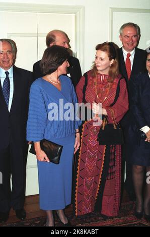 Oslo 19941209: Sissel Rønbeck nel Comitato Nobel con Suha Arafat. Retro (F.) Shimon Peres, Odvar Nordli e Geir Lundestad durante la cena al Grand Hotel. Il Premio Nobel per la pace 1994 è diviso tra Yasir Arafat, Shimon Peres e Yitzhak Rabin. Foto: Lise Åserud NTB / NTB Foto Stock