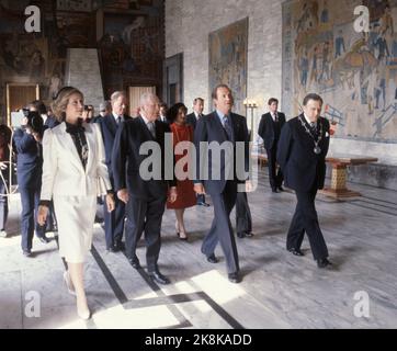 Oslo 198204 14-16 la coppia reale spagnola re Juan Carlos e la regina Sofia in visita ufficiale in Norvegia. Per esempio la regina Sofia, re Olav, re Juan Carlos e Albert Norengen sotto il pranzo del sindaco Albert Nordengen e una visita del municipio. Dietro la principessa Crown Sonja. Foto: NTB / NTB Foto Stock