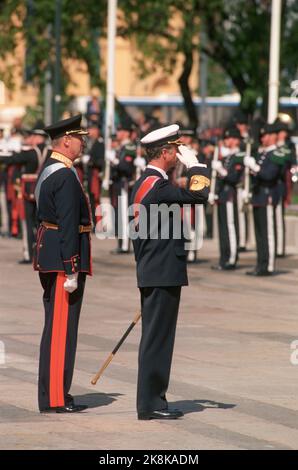 Oslo. La coppia reale svedese, la regina Silvia e il re Carl Gustaf, visitano la Norvegia con la coppia reale norvegese, la regina Sonja e il re Harald. Qui arrivano a Oslo. Da v; re Harald e re Carl Gustaf. Foto; Lise Åserud / NTB Foto Stock