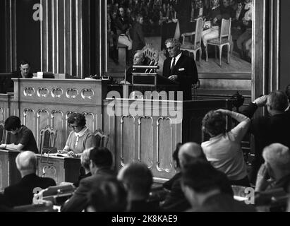 Oslo 2 marzo 1971. Il primo Ministro per Borten descrive i rappresentanti di Storting sul cosiddetto caso di perdite. Il primo ministro Borten aveva presentato un documento comunitario riservato al leader del movimento popolare contro la CEE, e politici di spicco hanno chiesto la partenza del primo ministro. Primo Ministro per Borten sul pulpito nella Storting. Poco dopo, presentò la sua richiesta di congedo al re. Foto; corrente / NTB Foto Stock