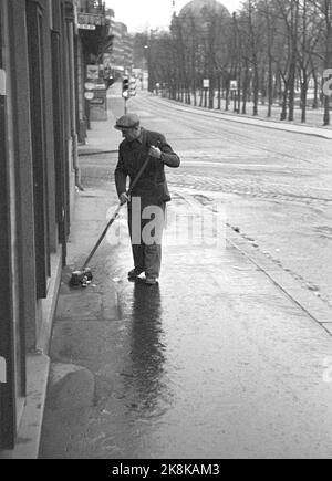 Oslo 19600604 'dove l'impulso della città bussa' Foto di Cecilhjørnet a Oslo. Stortingsgaten 8, attraversata la Stortingsgaten / Rosenkrantzgate. La telecamera riflette la vita del giorno in un angolo di strada a Oslo. La mattina presto e Folketom cancello, solo la strada spazzata è lì. Foto: Aage Storløkken / corrente / NTB Foto Stock