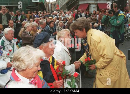 Oslo. Campagna elettorale 1995. Il primo ministro Gro Harlem Brundtland ha brillato la campagna elettorale APS di Oslo si è terminata sabato mattina al posto di Eidsvoll. Incontro con le rose da parte del pubblico. 35758 (foto NTB: Rune Petter Ness) Foto Stock