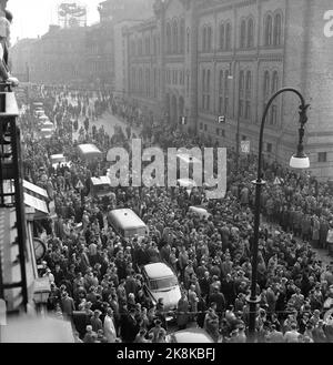 Oslo 19590415 le organizzazioni automobilistiche dimostrano contro le nuove imposte sulle autovetture. Le nuove tasse sulle automobili sono state adottate in una riunione segreta tenutasi a Storting il 2 febbraio e hanno comportato un costo drastico per il team automobilistico. Dopo la registrazione di auto privata ha lasciato lo stato di 113 Dogane e tasse, e il prezzo della benzina aumentato di 173 le proteste ha portato ad una fermata quasi totale in tutto il traffico automobilistico attraverso il paese. Grandi folle si sono riunite fuori da The Storting, dove il Comitato d'azione ha presentato una risoluzione al Comitato per i trasporti di Storting. Ecco una panoramica dal cancello Karl Johans con auto e persone. Foto: NTB / NTB Foto Stock